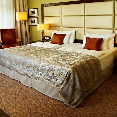 מלון Kings Court 5*